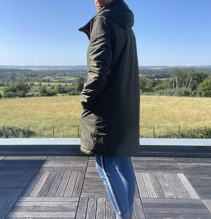 Imperméable long fourré femme Laura Jo en kaki avec fausse fourrure, manteau chaud et élégant pour l'hiver.