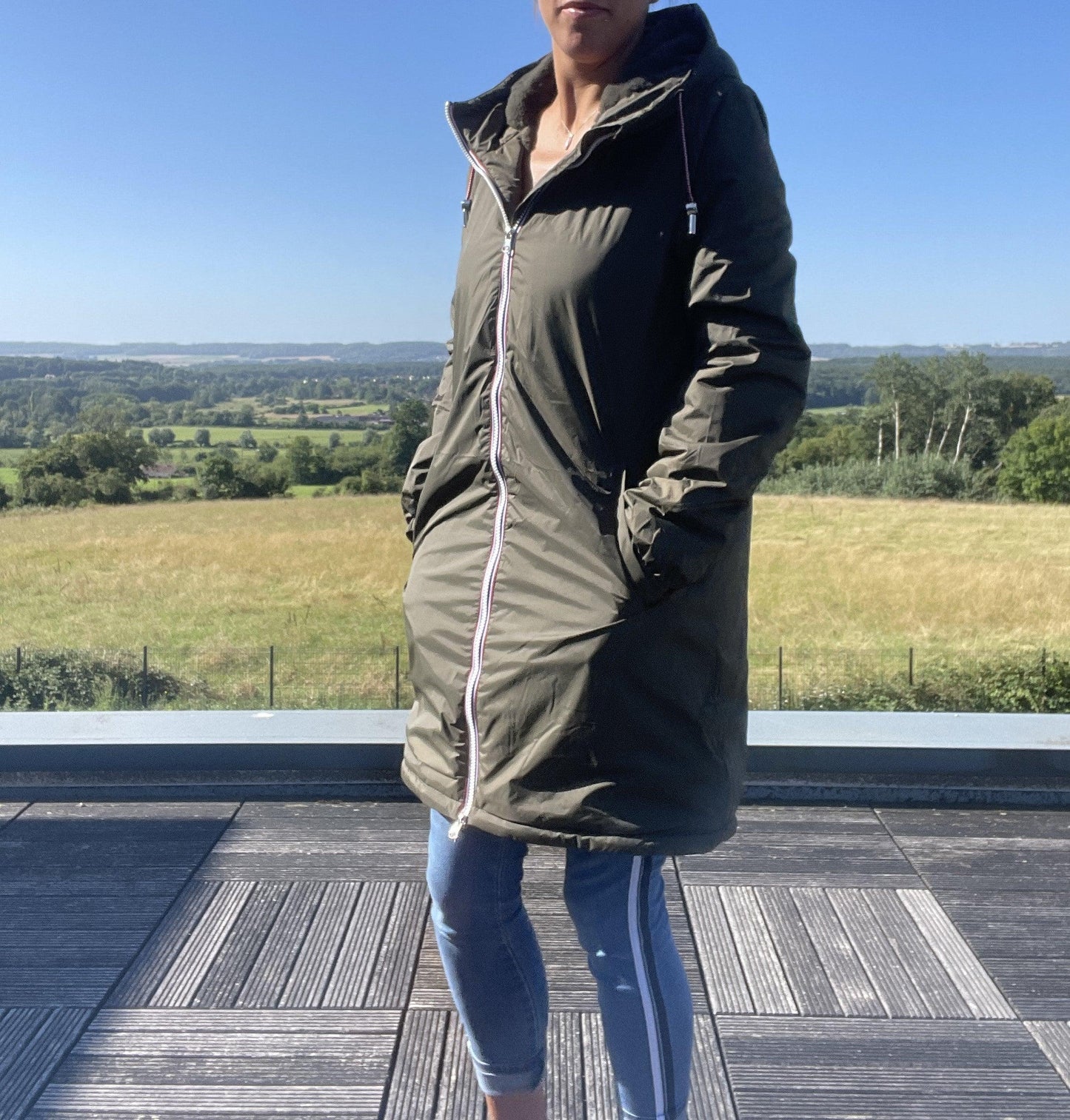Imperméable long pour femme Laura Jo en kaki avec doublure en fausse fourrure, veste élégante et chaude.