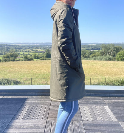 Manteau long imperméable femme Laura Jo en kaki avec doublure en fausse fourrure, finition élégante, porté en extérieur.