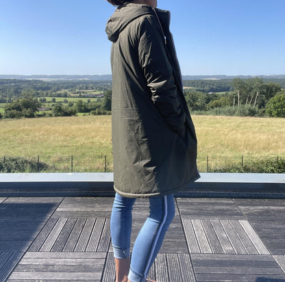 Manteau long imperméable pour femme Laura Jo en kaki avec doublure en fausse fourrure, image montrant le détail du tissu.