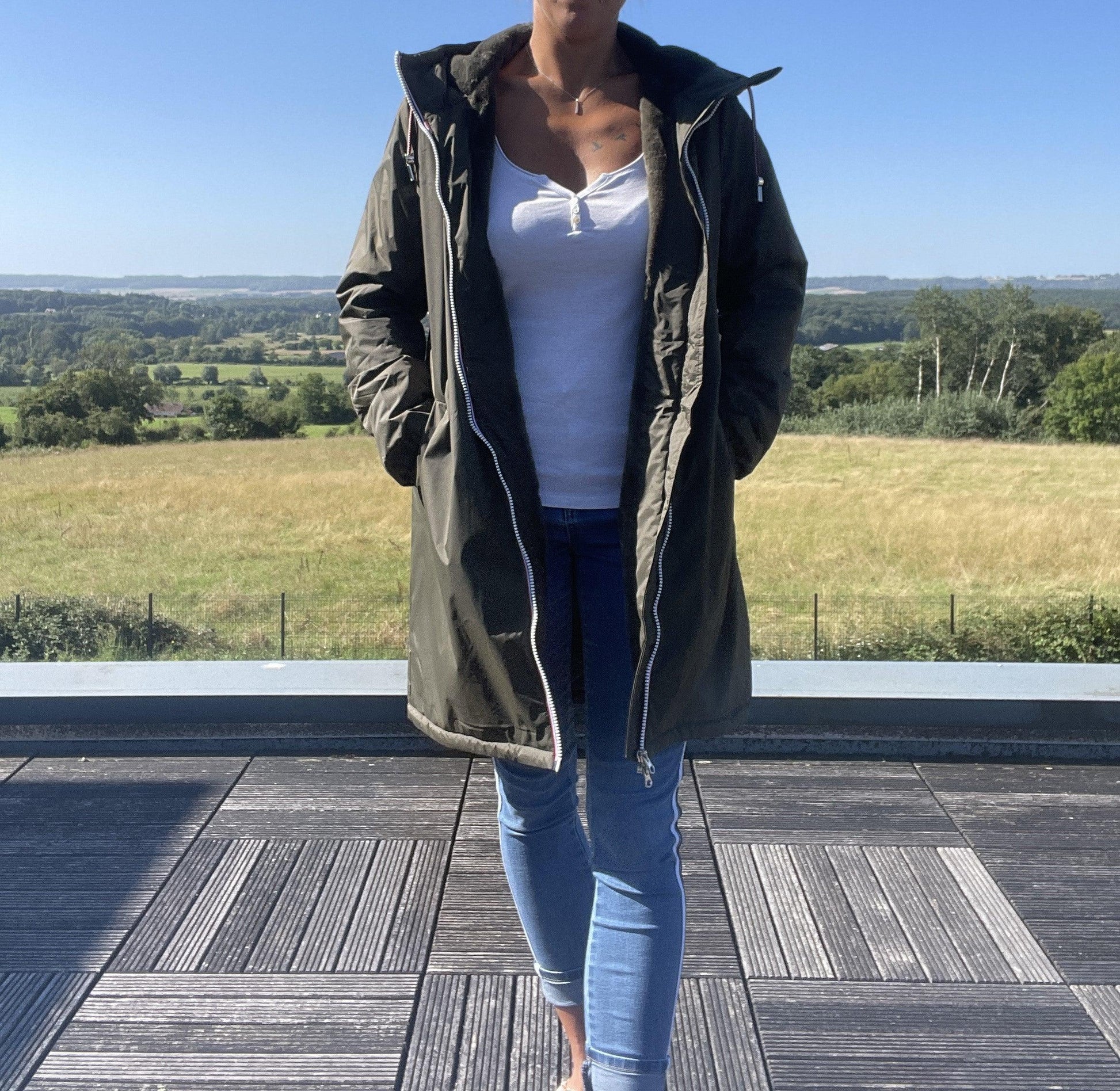 Manteau long imperméable Laura Jo pour femme en kaki avec doublure en fausse fourrure, mode élégante et chaude.