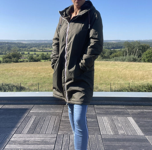 Imperméable long pour femme Laura Jo en kaki avec doublure en fausse fourrure, style élégant et chaud.