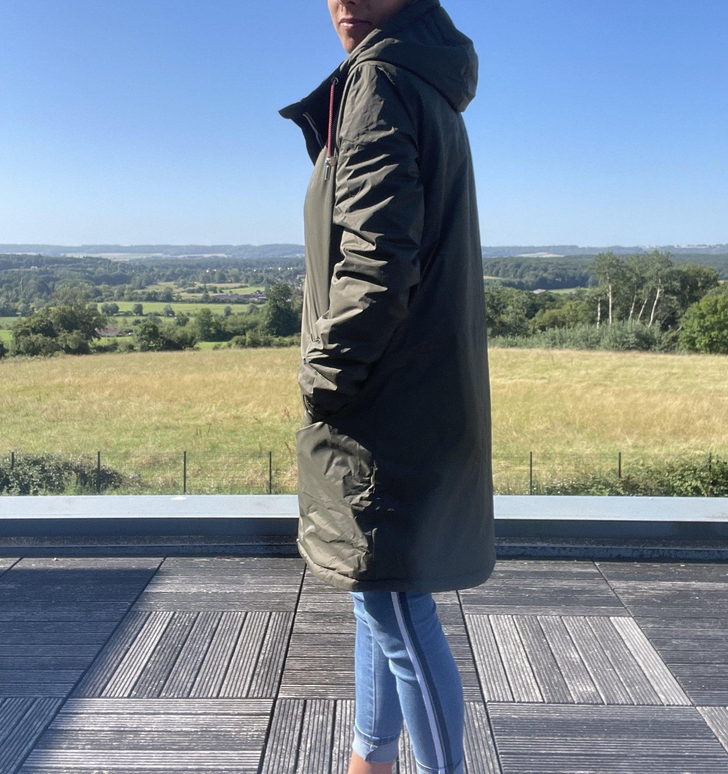 Manteau long imperméable kaki pour femme Laura Jo avec doublure en fausse fourrure, visible sur l’image.