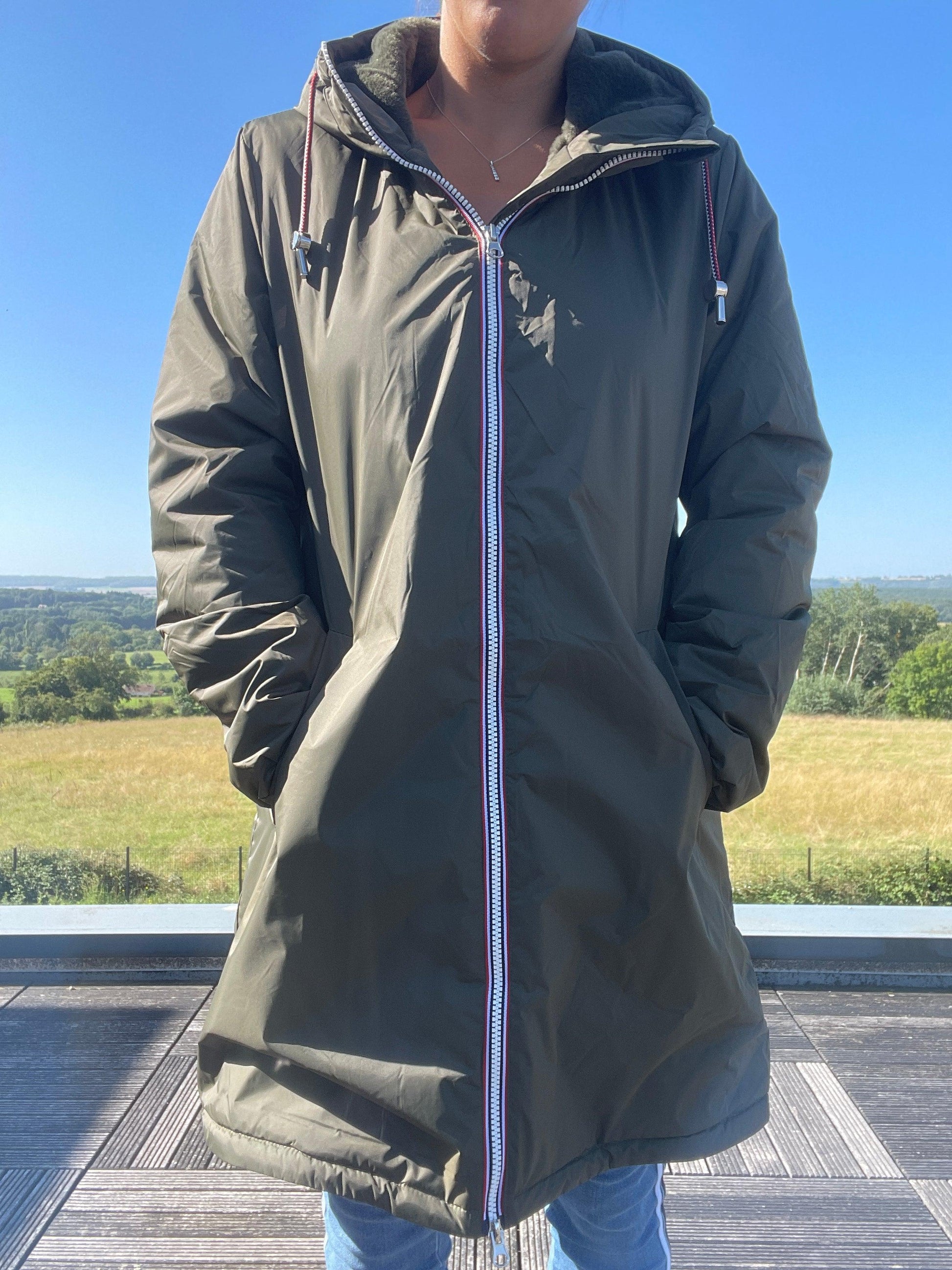 Manteau imperméable long fourré en fausse fourrure kaki pour femme Laura Jo, avec capuche et fermeture à boutons.