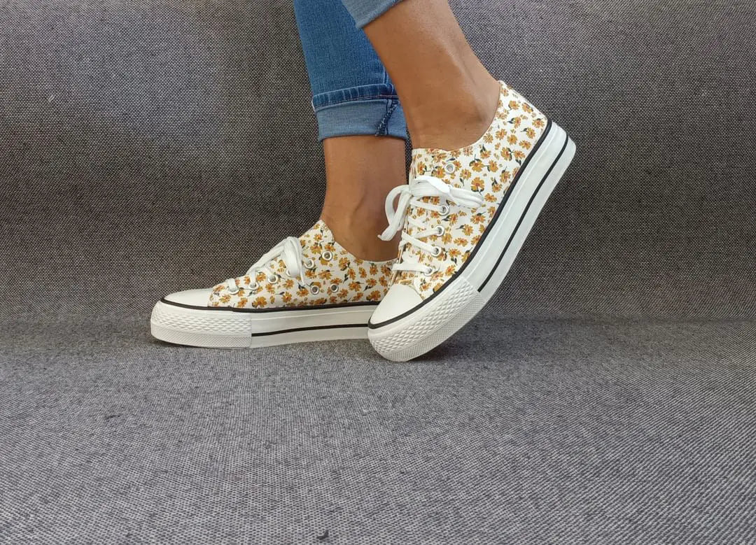 Baskets basses motifs liberty fleurs jaunes en tissu type converse - Le Petit Placard