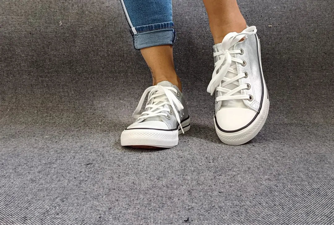 Vue dessus baskets basses argenté métallisées femme