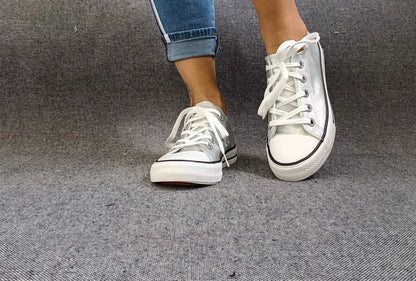 Vue dessus baskets basses argenté métallisées femme