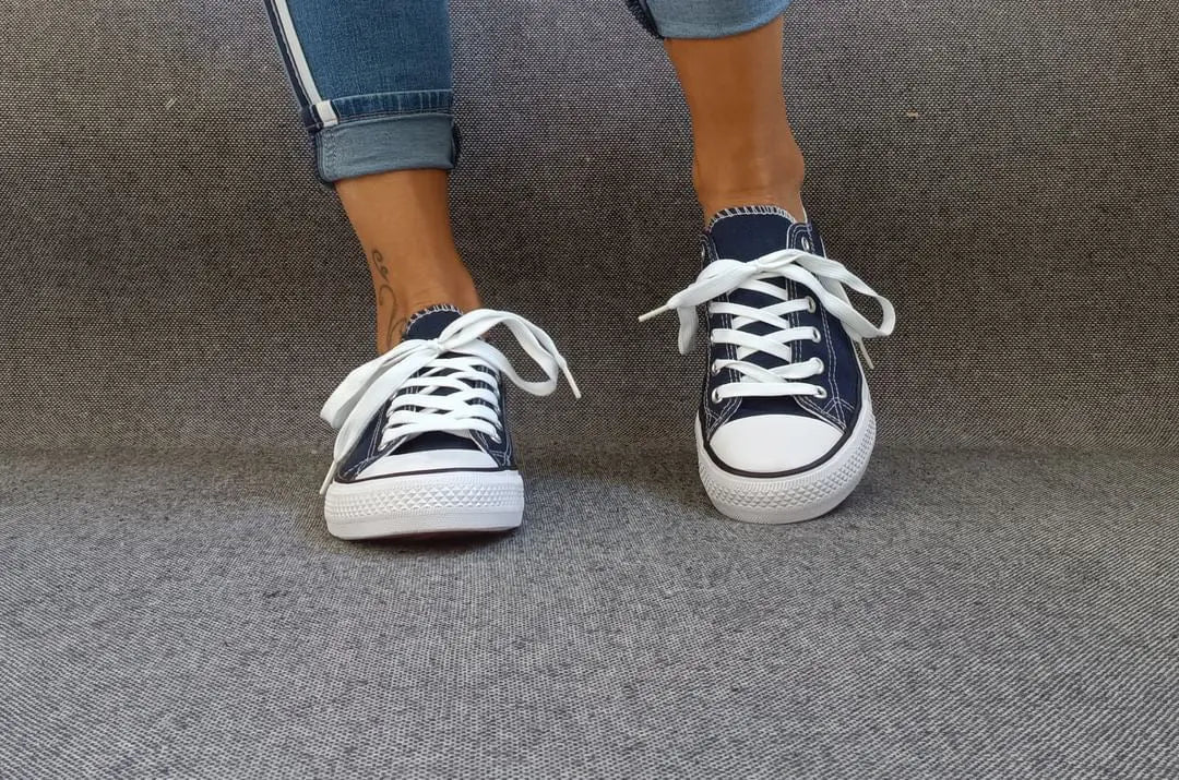 Baskets basses bleu marine et blanc type converse - Le Petit Placard