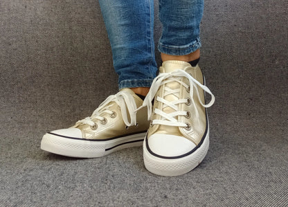 Vue dessus baskets basses doré métallisées femme