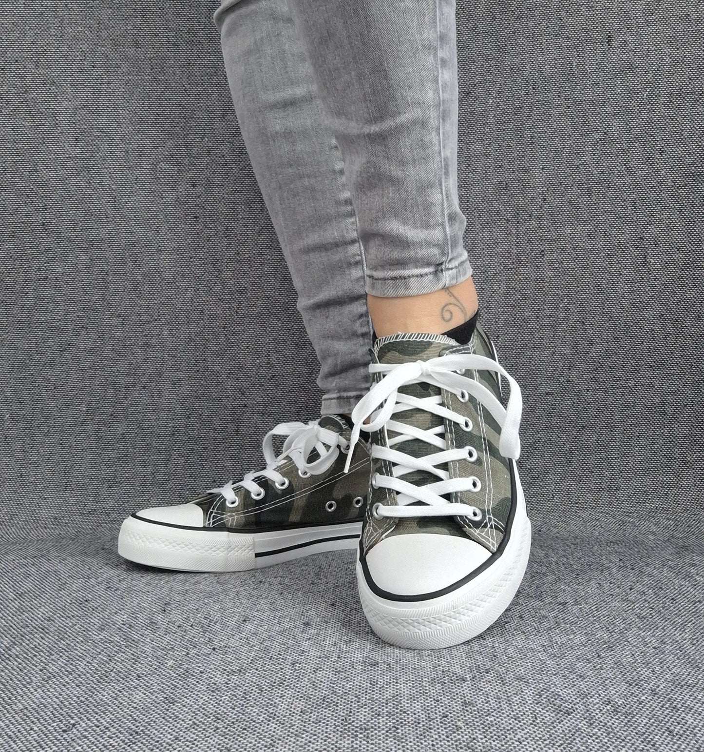 Vue de profil baskets kaki camouflage motif militaire