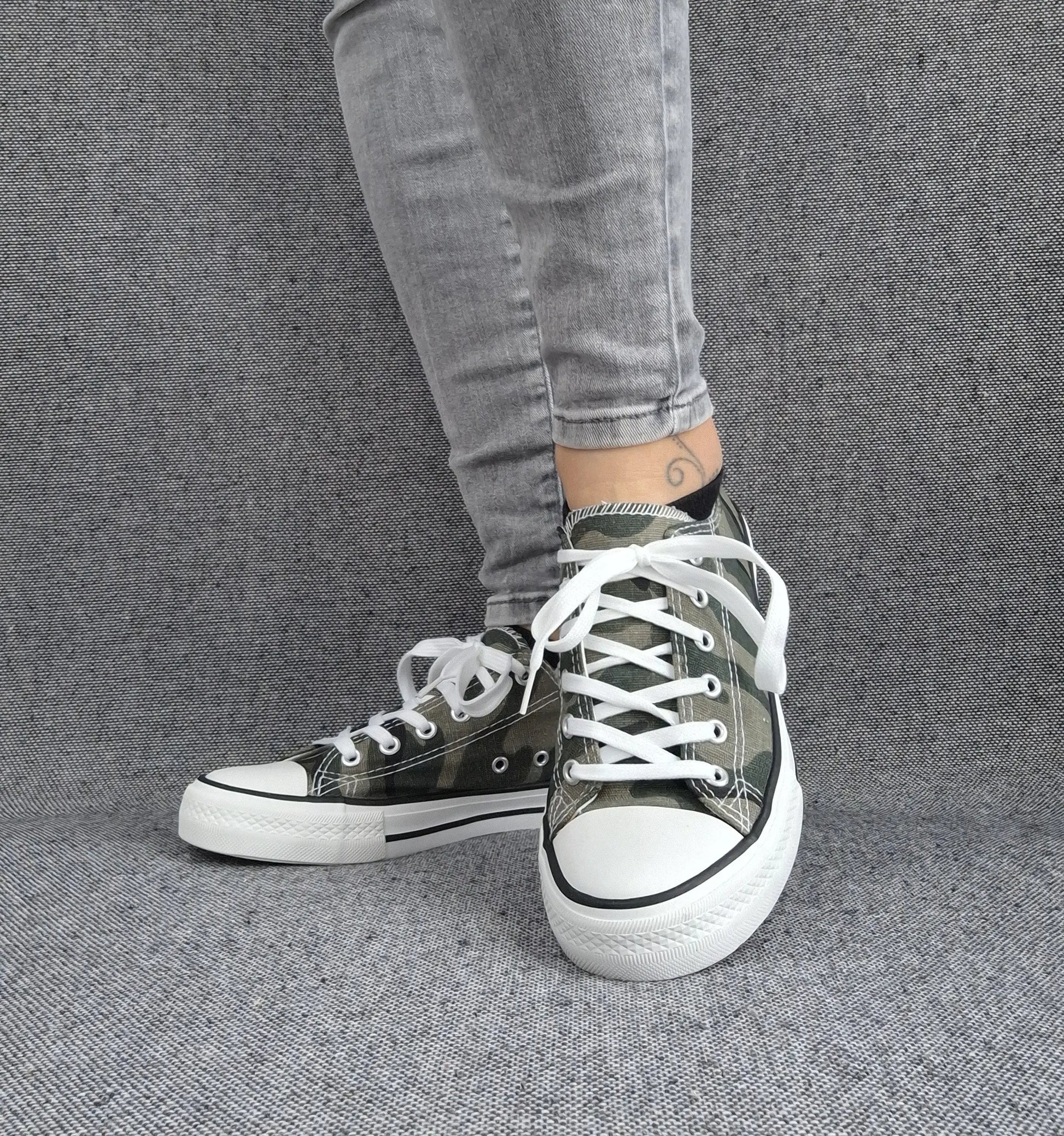 Vue de profil baskets kaki camouflage motif militaire