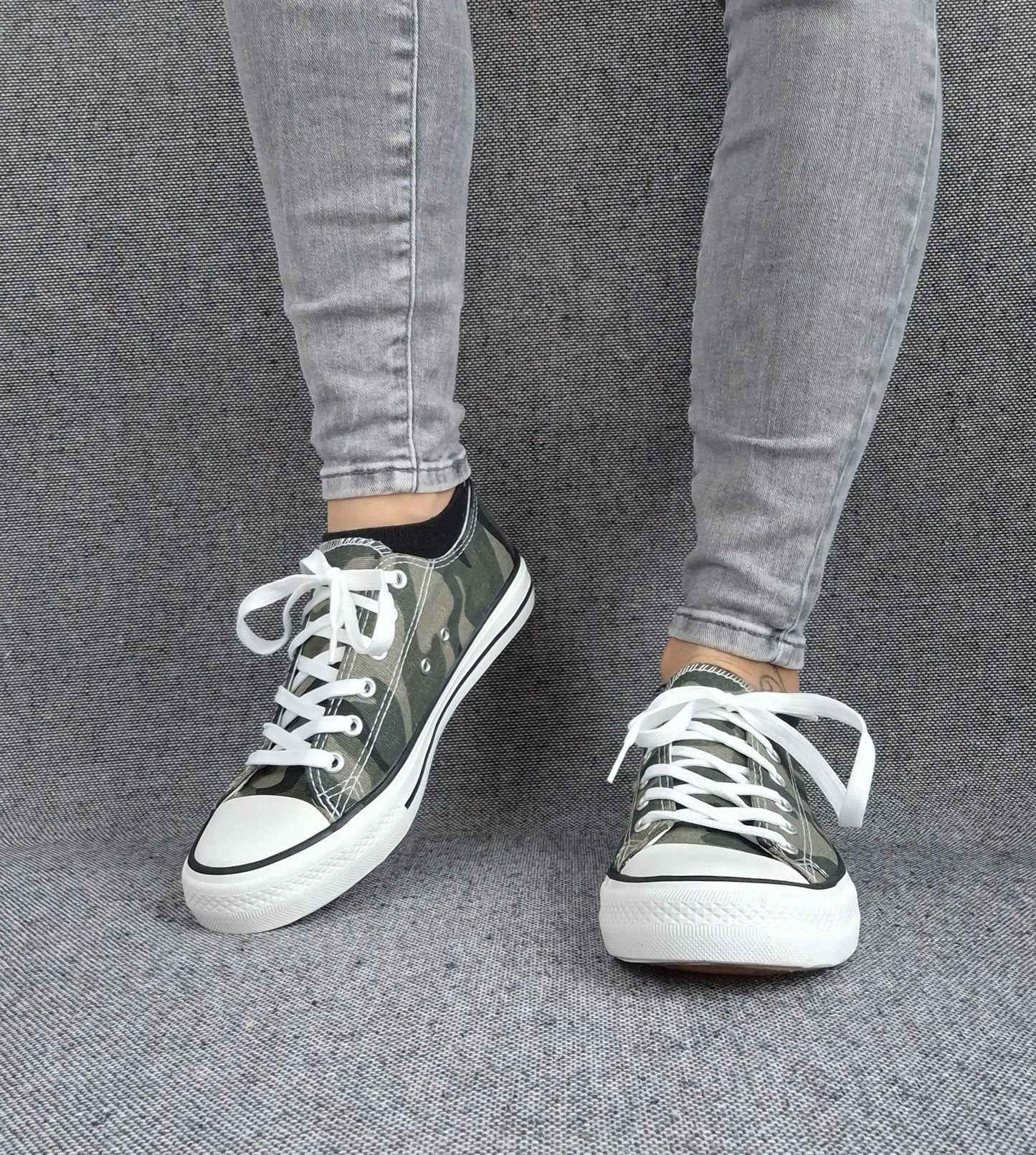Détail motif camouflage kaki sur baskets toile femme