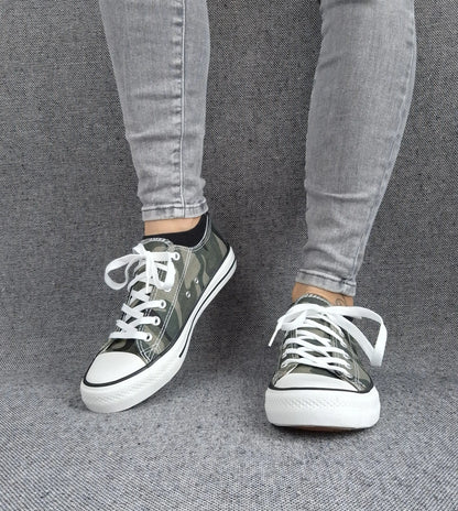 Détail motif camouflage kaki sur baskets toile femme