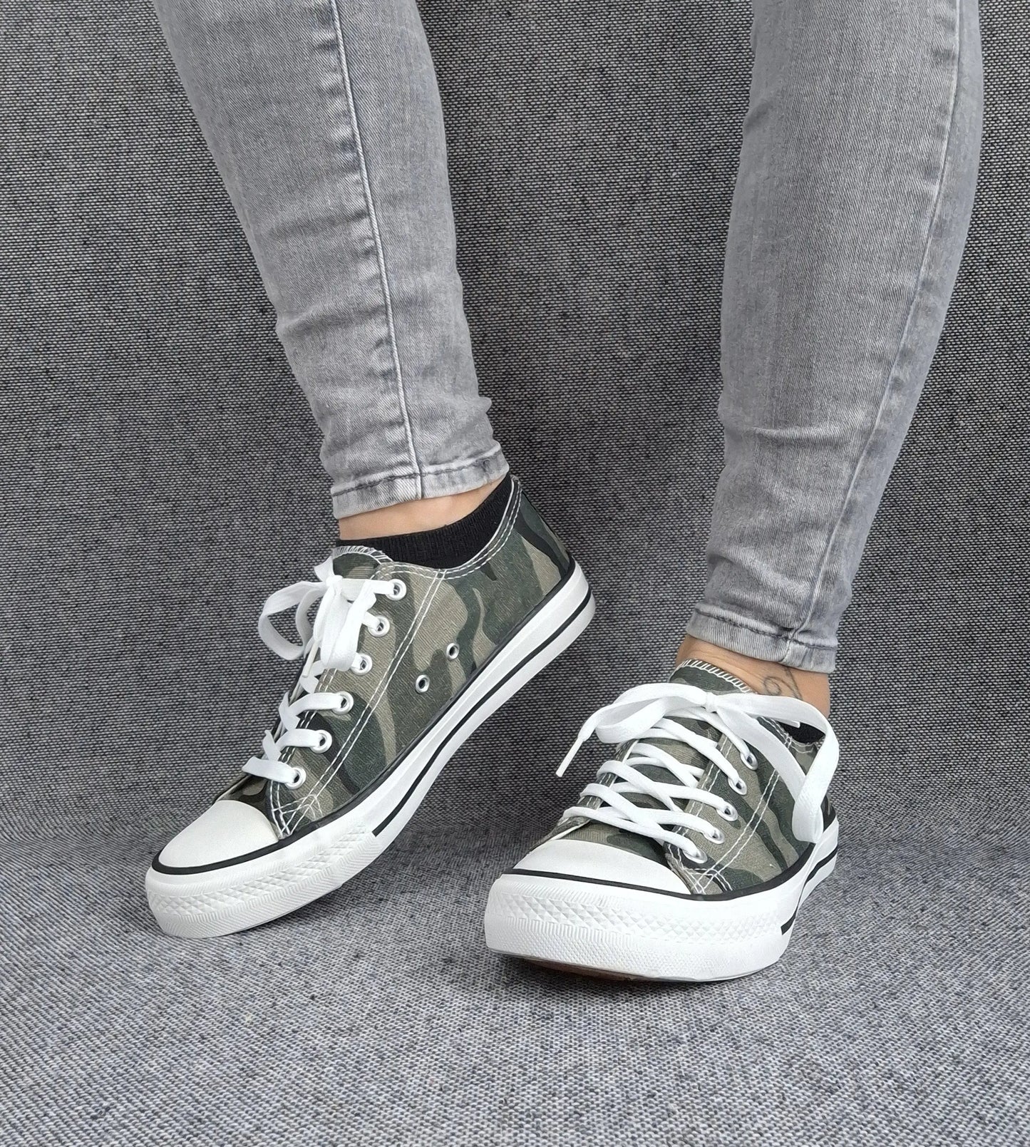 Baskets Converse kaki camouflage portées avec jean