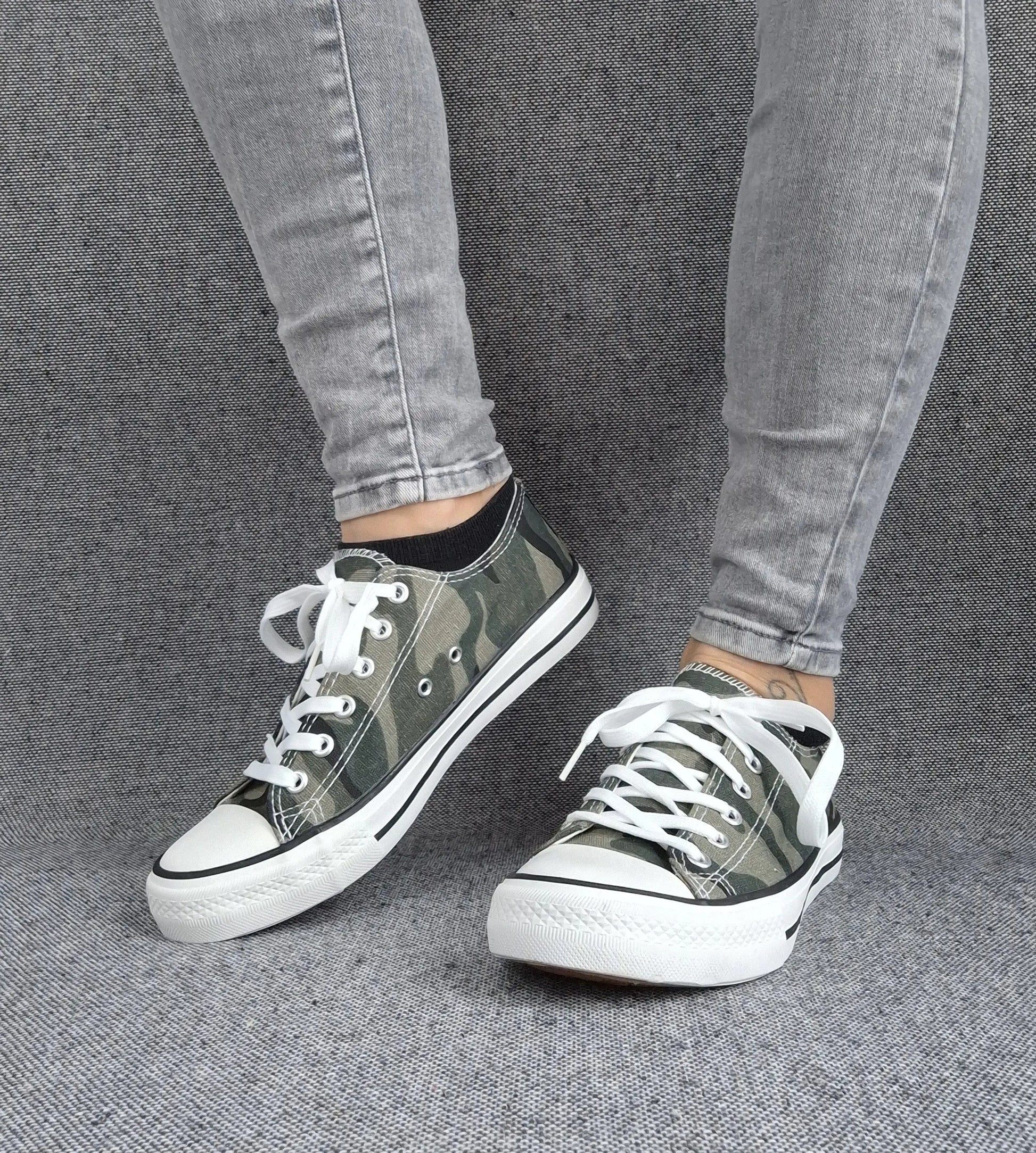 Baskets Converse kaki camouflage portées avec jean
