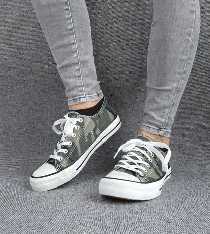 Baskets Converse kaki camouflage portées avec jean