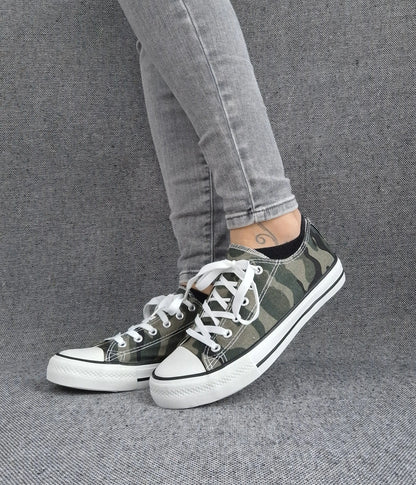 Lacets blancs baskets toile kaki camouflage