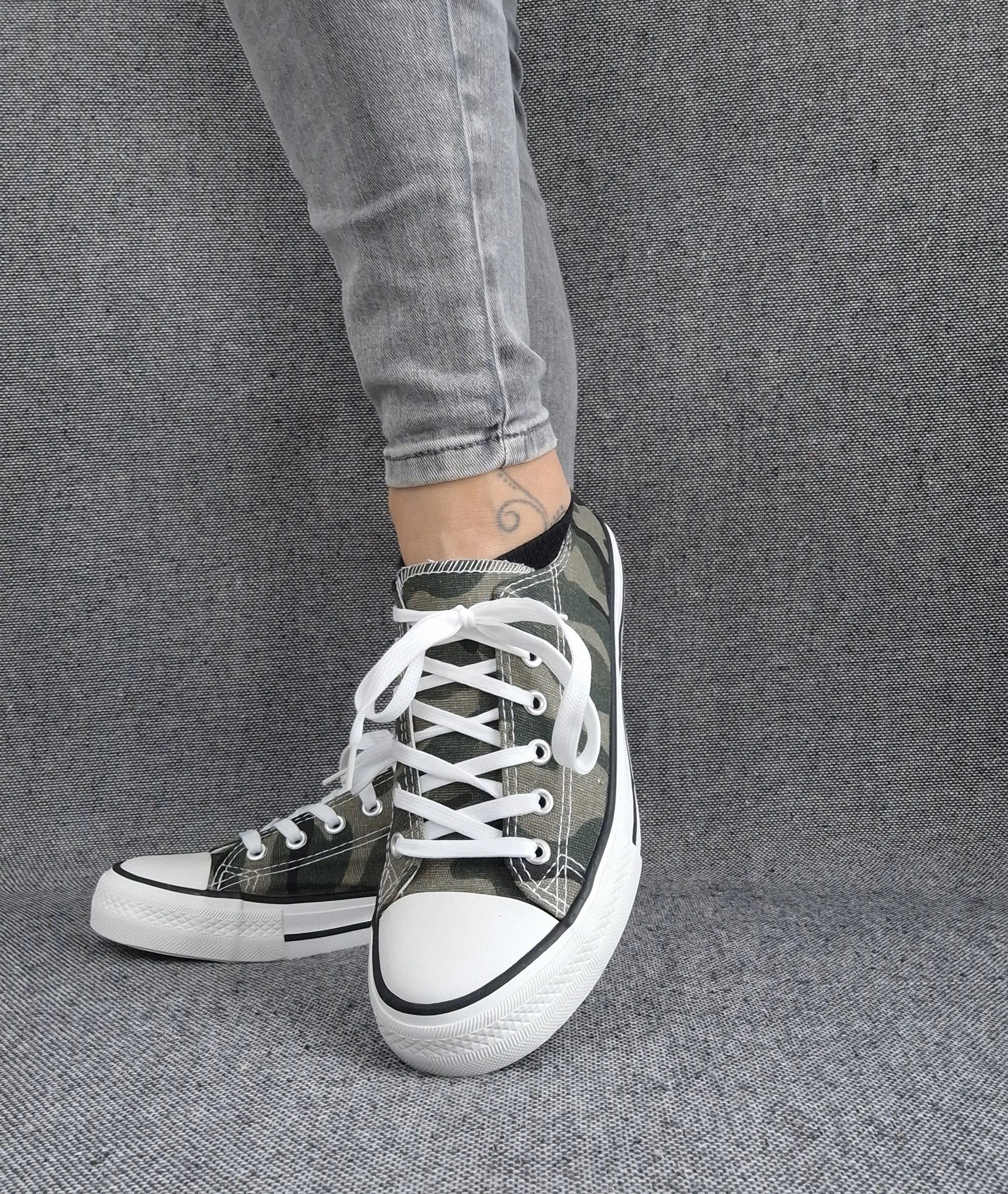 Vue dessus baskets basses kaki camouflage femme
