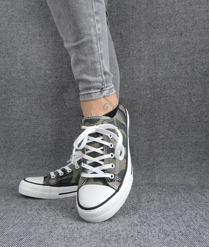 Vue dessus baskets basses kaki camouflage femme