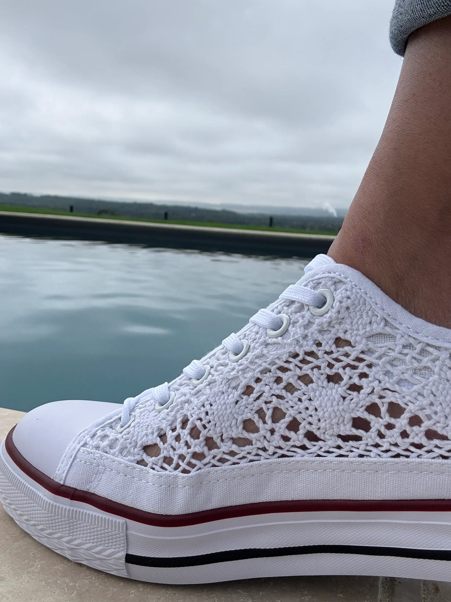 Baskets blanches dentelle détail semelle et lacets