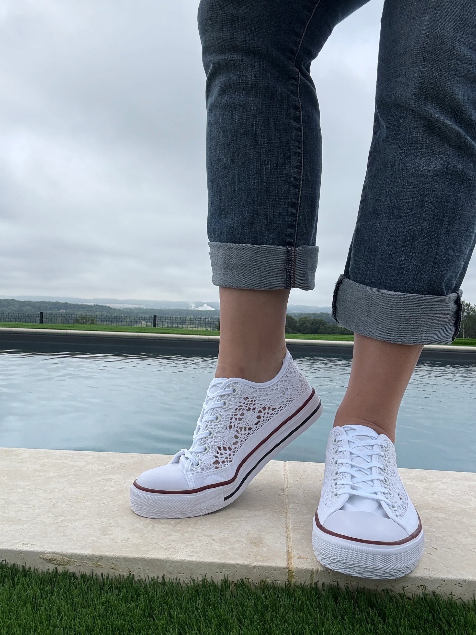 Chaussures baskets blanches dentelle femme vue profil