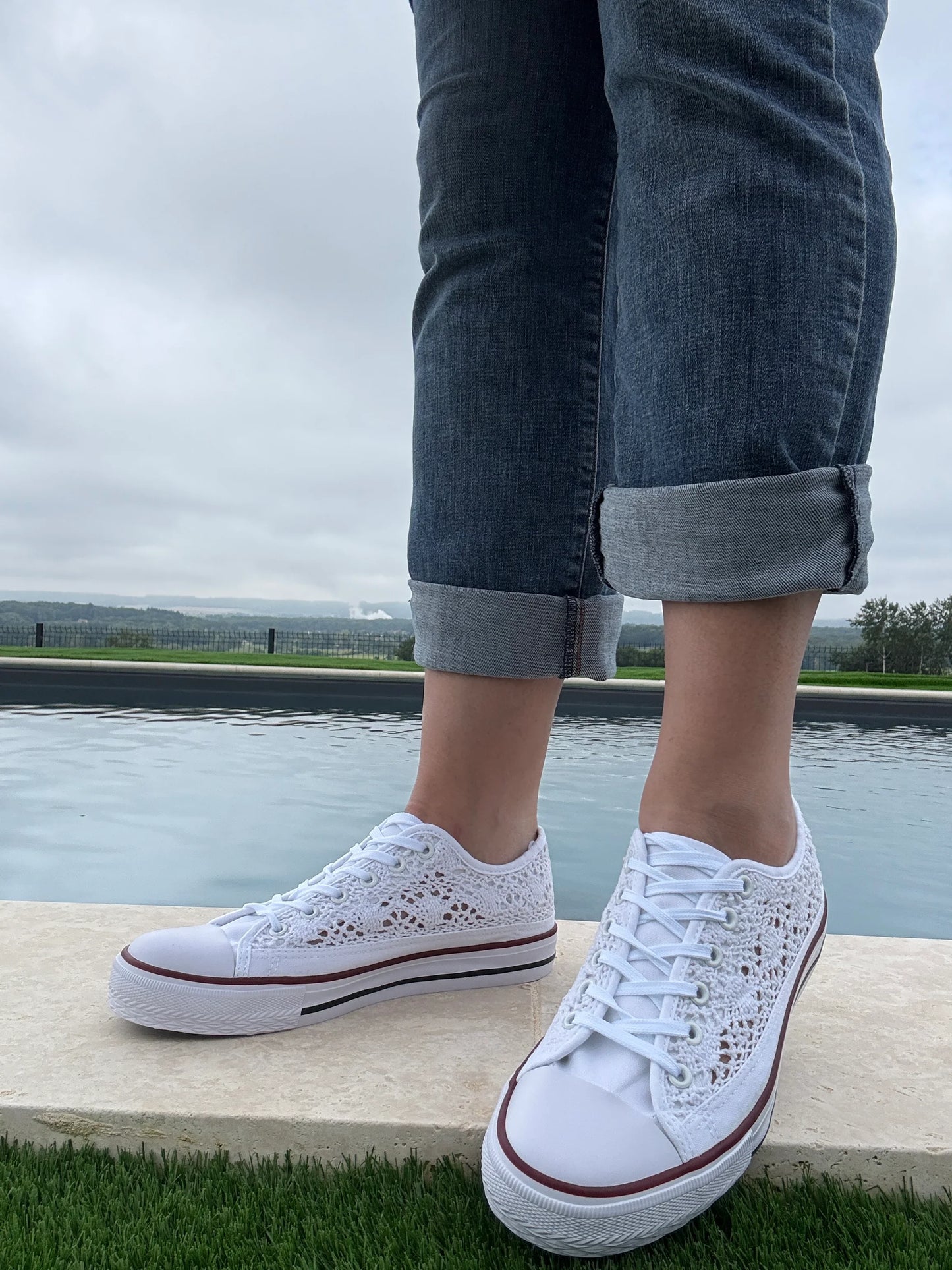 Baskets basses blanches dentelle détail tissu brodé