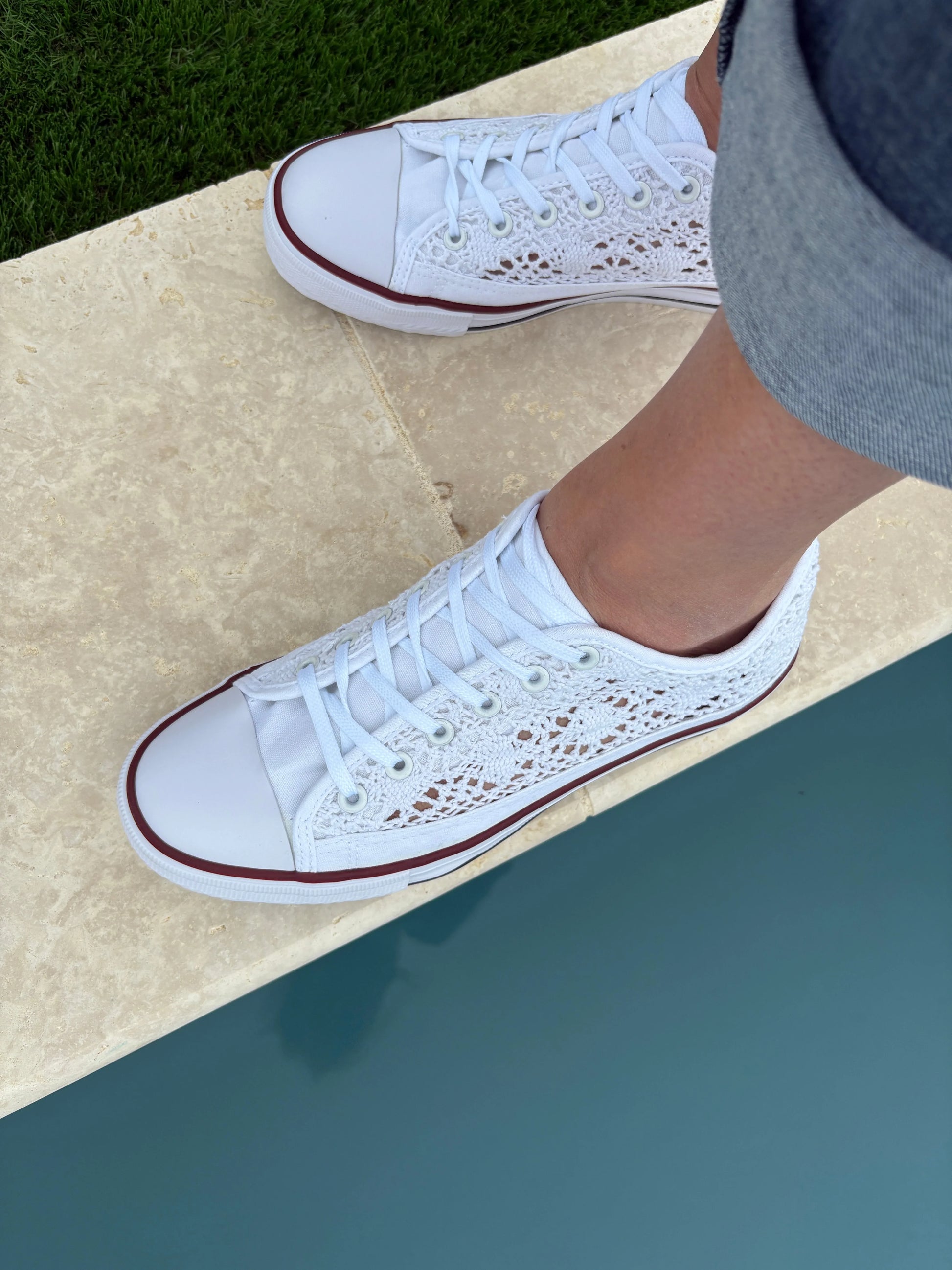 Chaussures baskets blanches dentelle femme vue dessus
