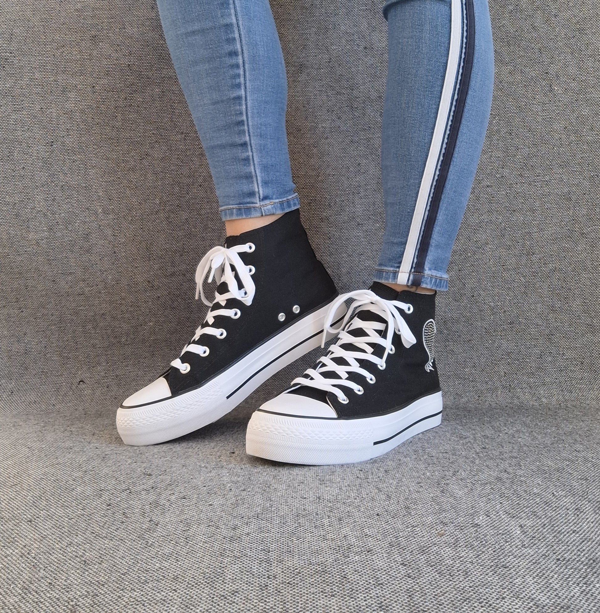 Baskets hautes montantes Amour femme noires style Converse, lacets blancs, portées avec un jean slim