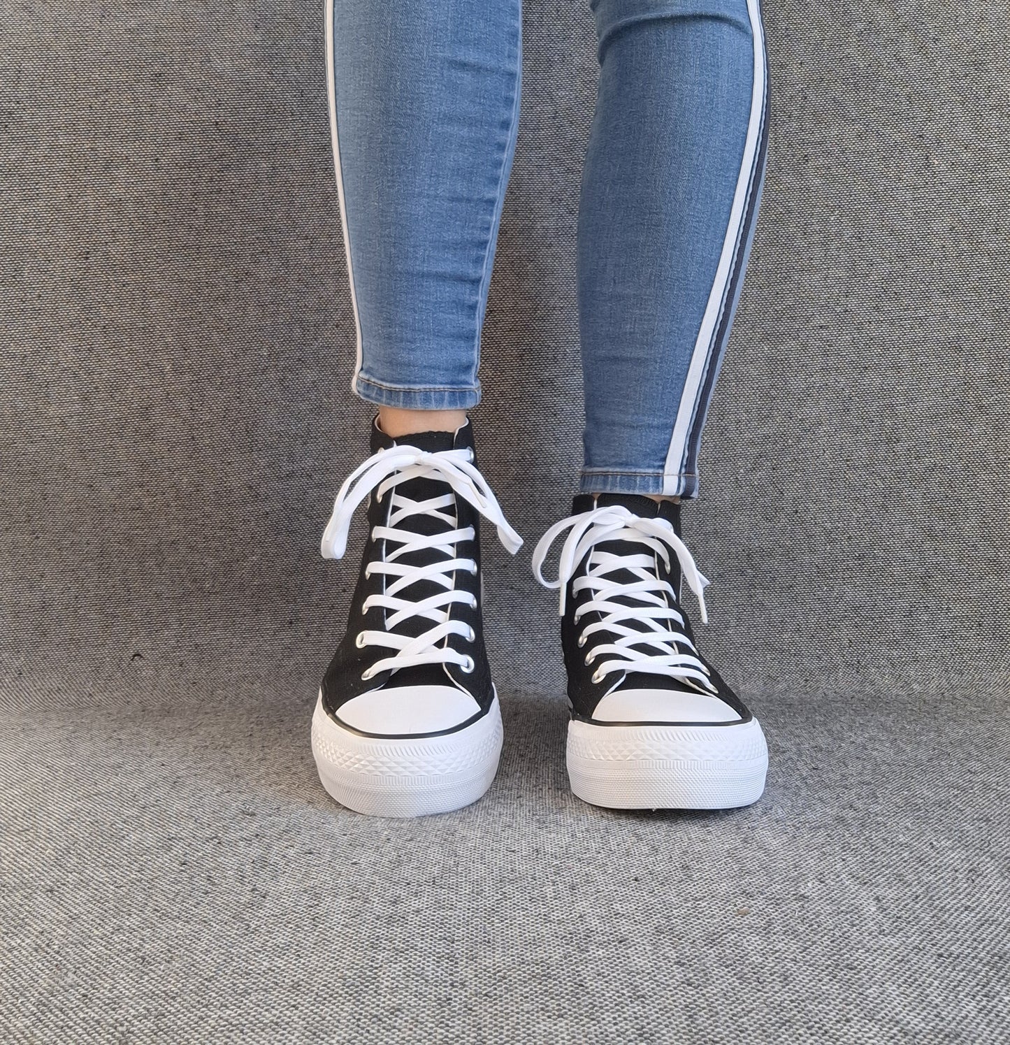 Baskets hautes Amour femme noires style Converse, lacets blancs et semelle plateforme, portées avec un jean slim