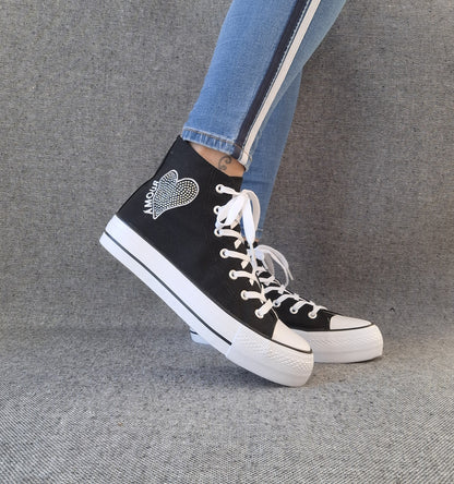 Baskets hautes Amour femme noires style Converse avec inscription et cœur, portées avec un jean