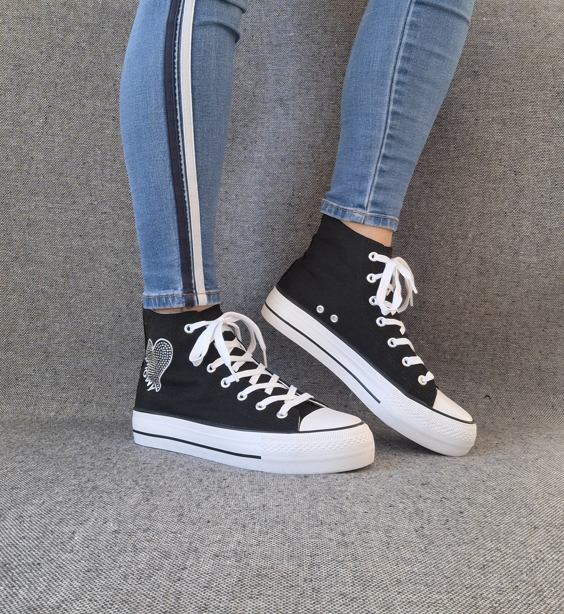 Baskets hautes montantes femme noires style Converse avec inscription Amour et cœur, lacets blancs, semelle plateforme