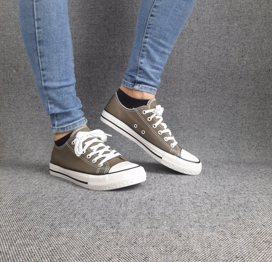 Baskets basses kaki et blanches pour femme de la marque Le Petit Placard, style Converse, vue de face.