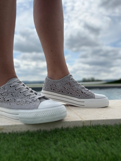 Chaussures baskets basses à dentelle grise en tissu style converse Le Petit Placard