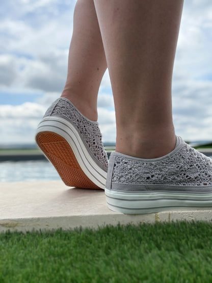 Chaussures baskets basses à dentelle grise en tissu style converse Le Petit Placard