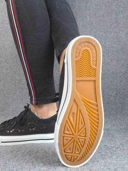 Chaussures baskets basses à dentelle noir en tissu style converse Le Petit Placard