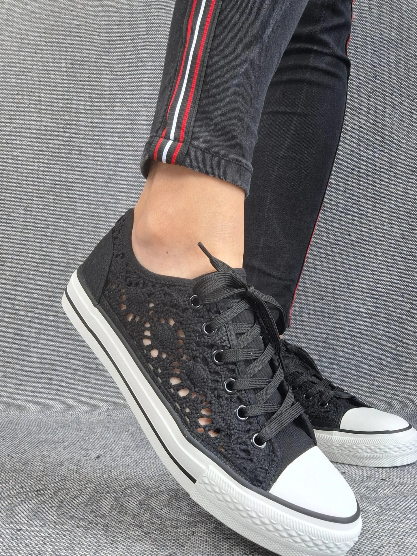 Chaussures baskets basses à dentelle noir en tissu style converse Le Petit Placard