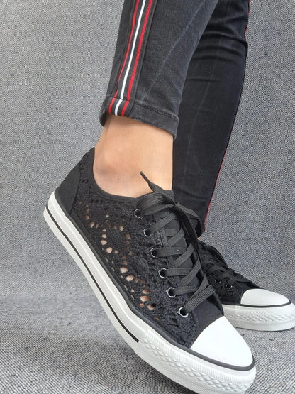 Chaussures baskets basses à dentelle noir en tissu style converse Le Petit Placard