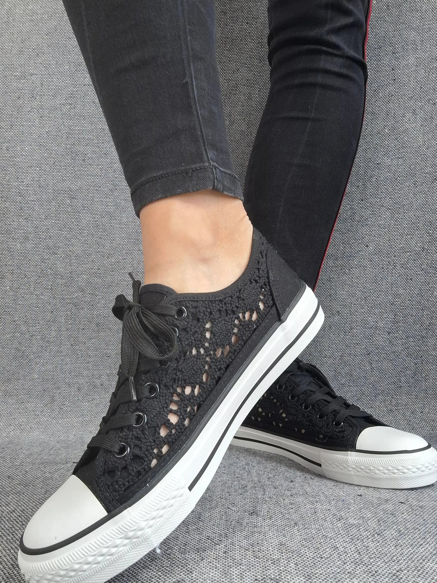 Chaussures baskets basses à dentelle noir en tissu style converse Le Petit Placard