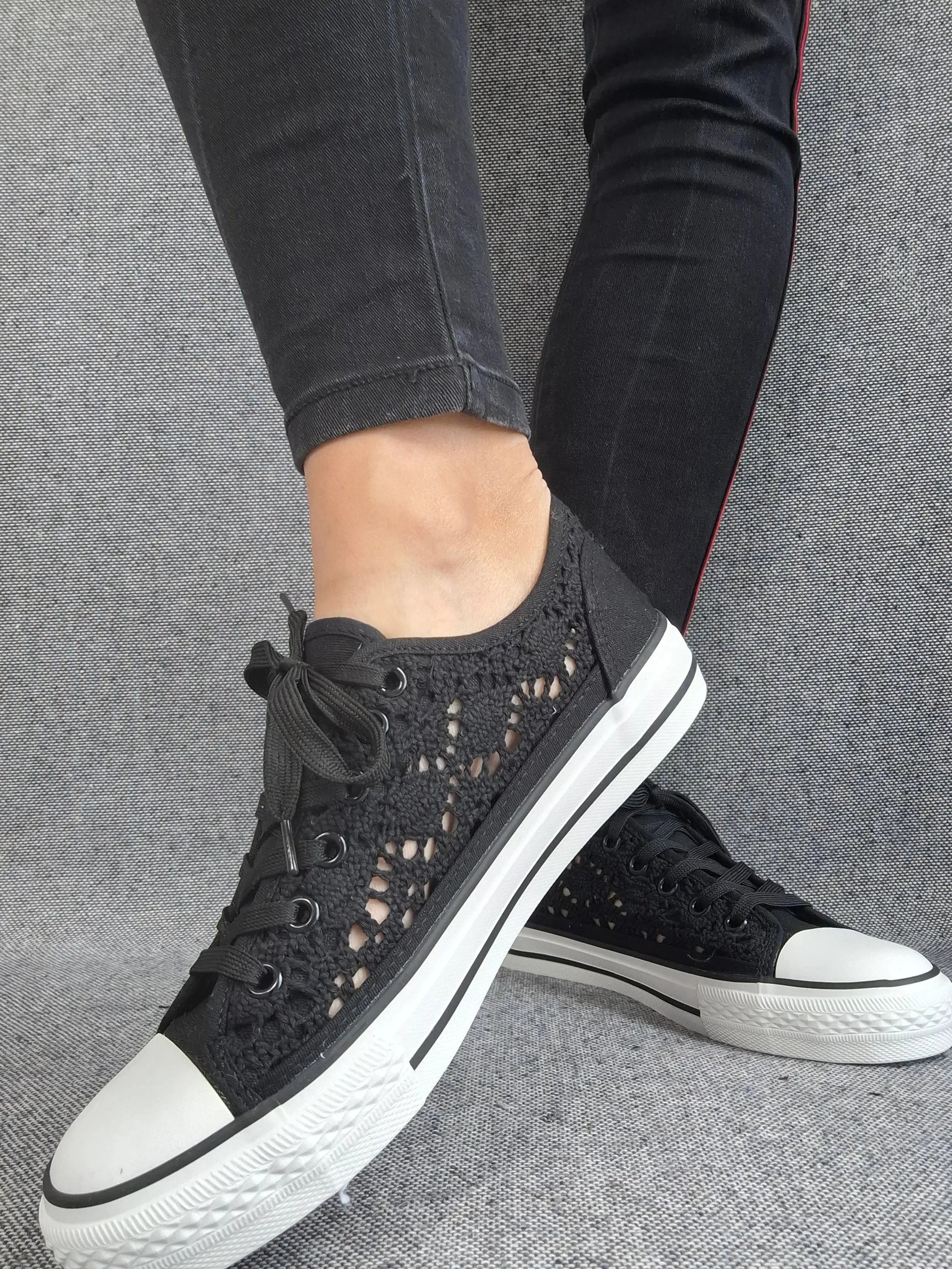 Chaussures baskets basses à dentelle noir en tissu style converse Le Petit Placard