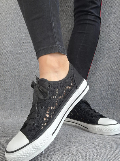 Chaussures baskets basses à dentelle noir en tissu style converse Le Petit Placard