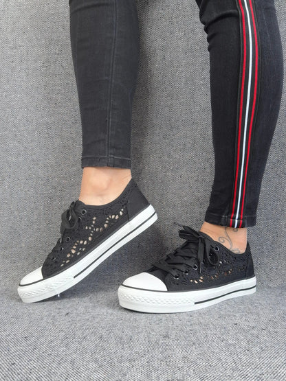 Chaussures baskets basses à dentelle noir en tissu style converse Le Petit Placard