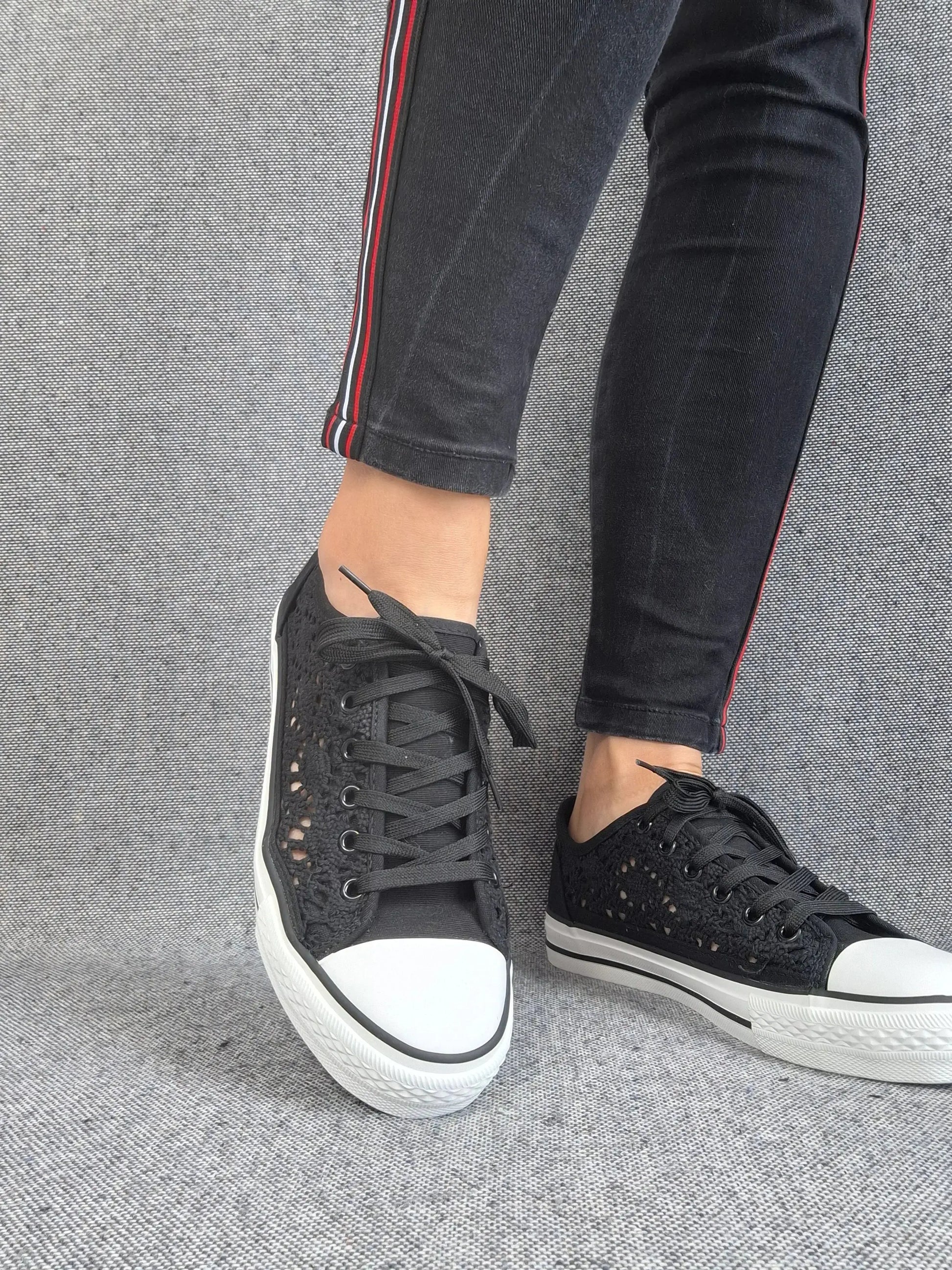 Chaussures baskets basses à dentelle noir en tissu style converse Le Petit Placard