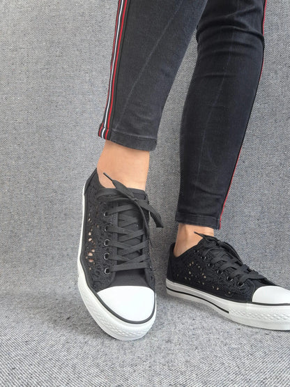 Chaussures baskets basses à dentelle noir en tissu style converse Le Petit Placard