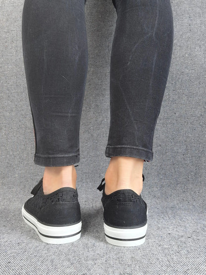 Chaussures baskets basses à dentelle noir en tissu style converse Le Petit Placard
