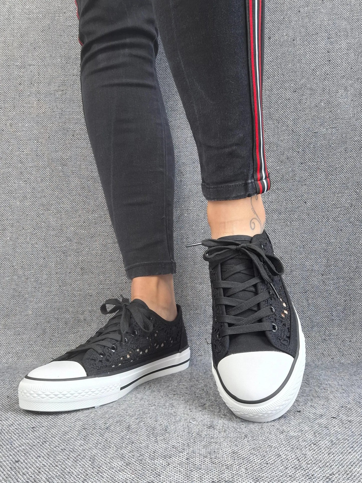Chaussures baskets basses à dentelle noir en tissu style converse Le Petit Placard