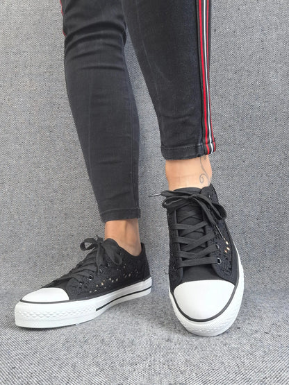 Chaussures baskets basses à dentelle noir en tissu style converse Le Petit Placard