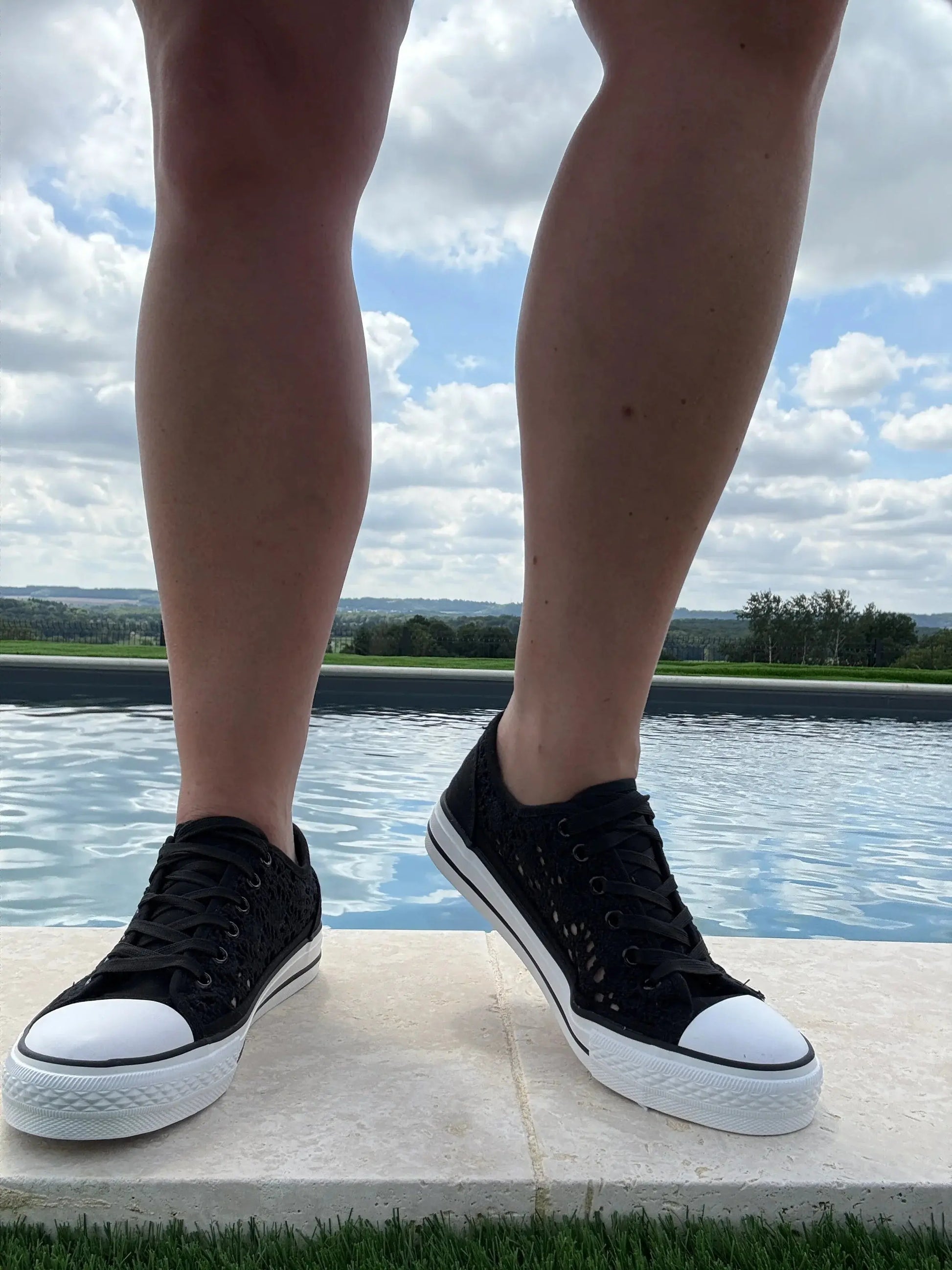 Chaussures baskets basses à dentelle noir en tissu style converse Le Petit Placard