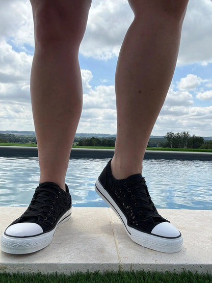 Chaussures baskets basses à dentelle noir en tissu style converse Le Petit Placard