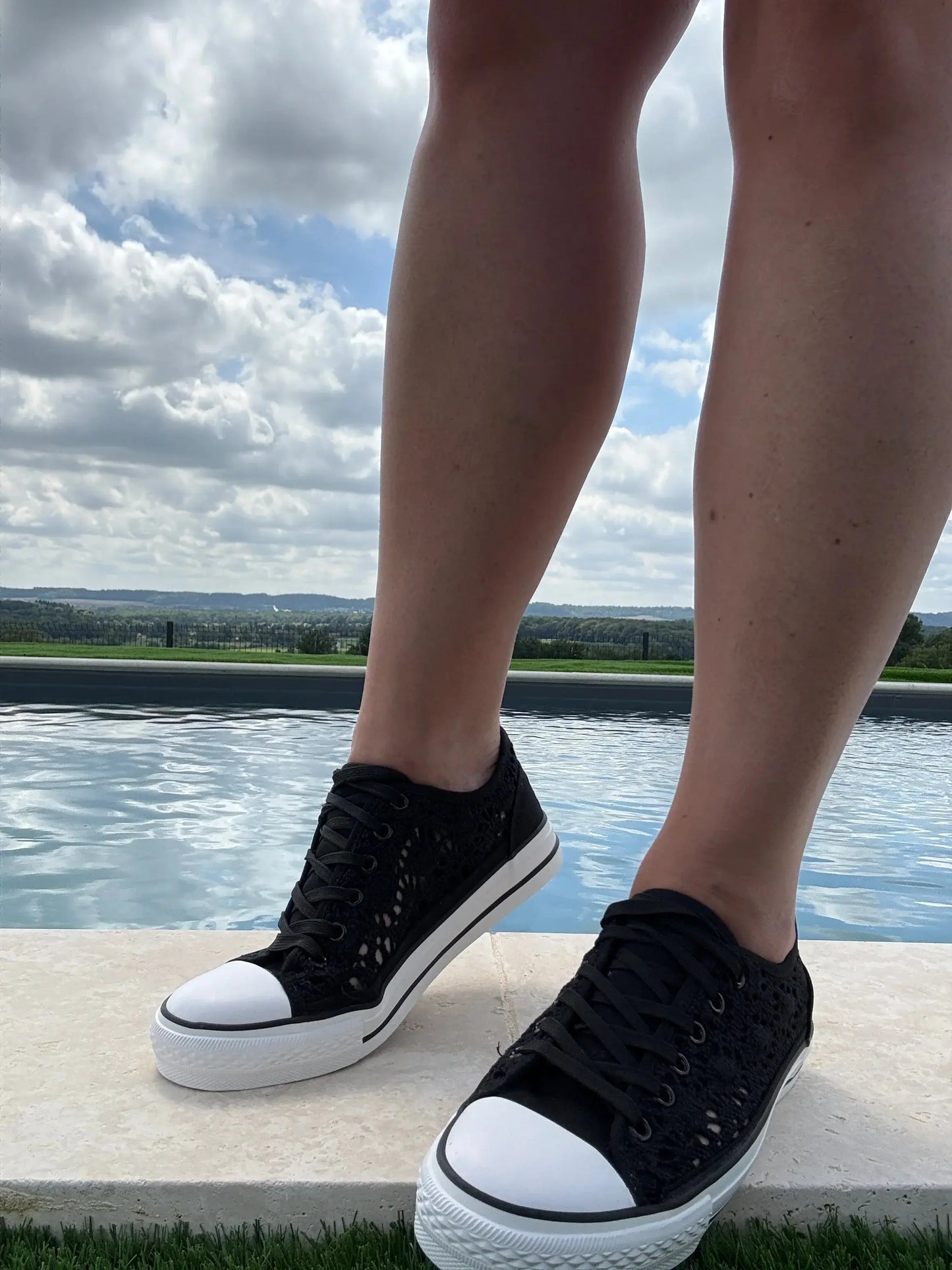 Chaussures baskets basses à dentelle noir en tissu style converse Le Petit Placard