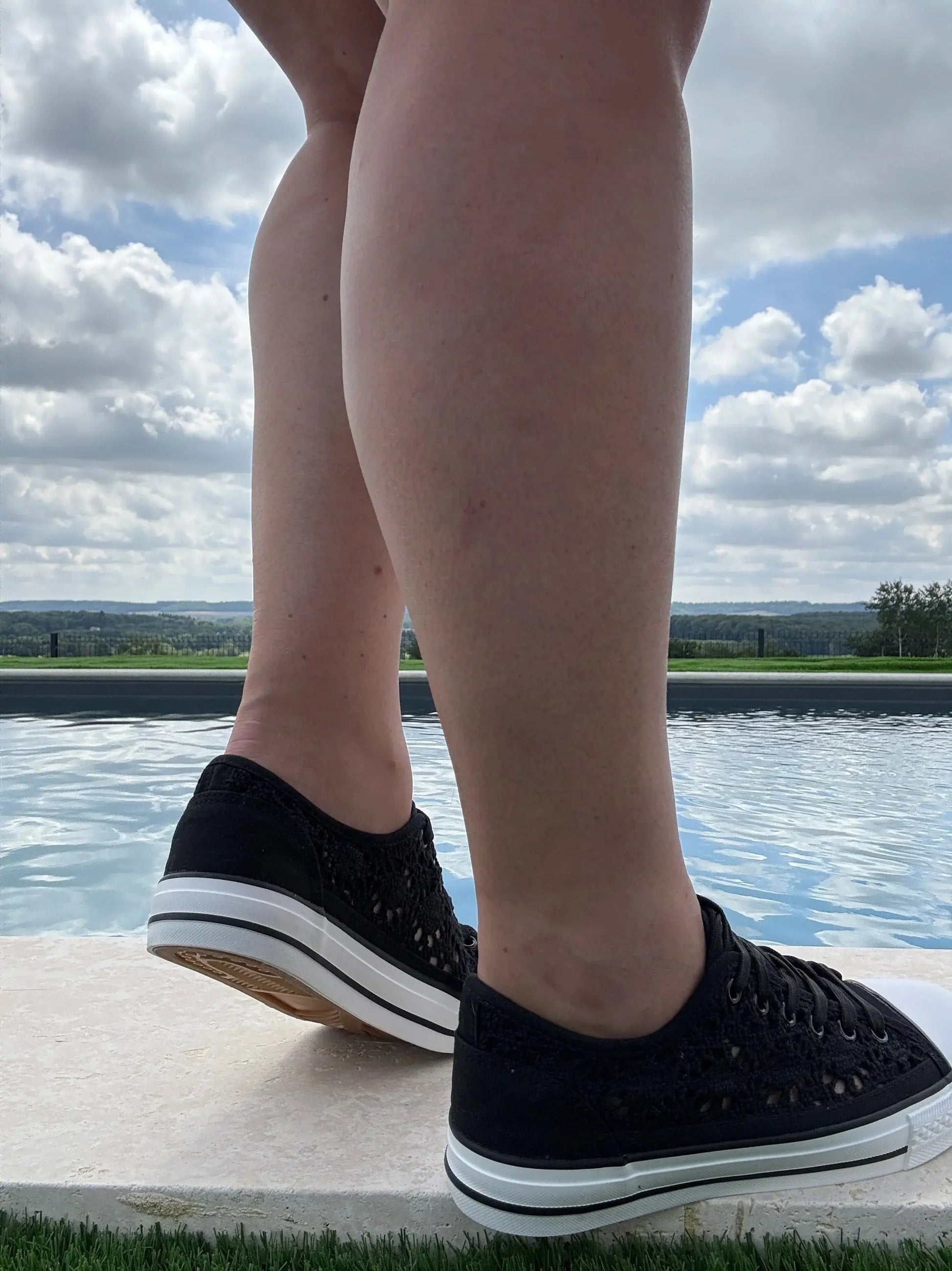 Chaussures baskets basses à dentelle noir en tissu style converse Le Petit Placard